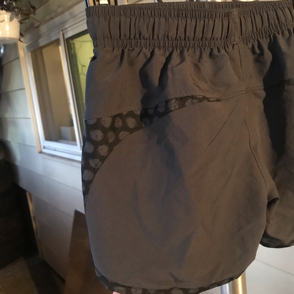 UNDER ARMOUR XS Activewear Shorts - Picture 4 of 8
